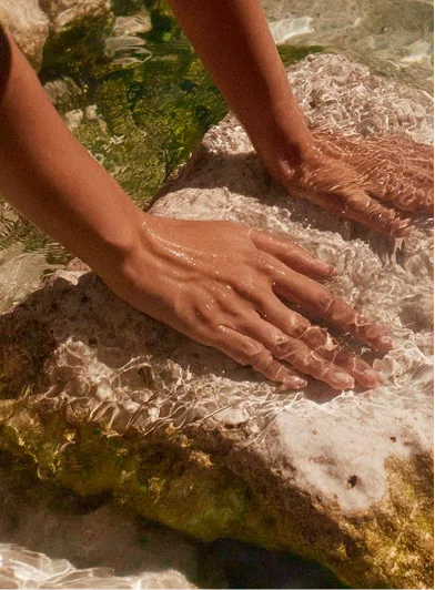 Manos tocando el agua